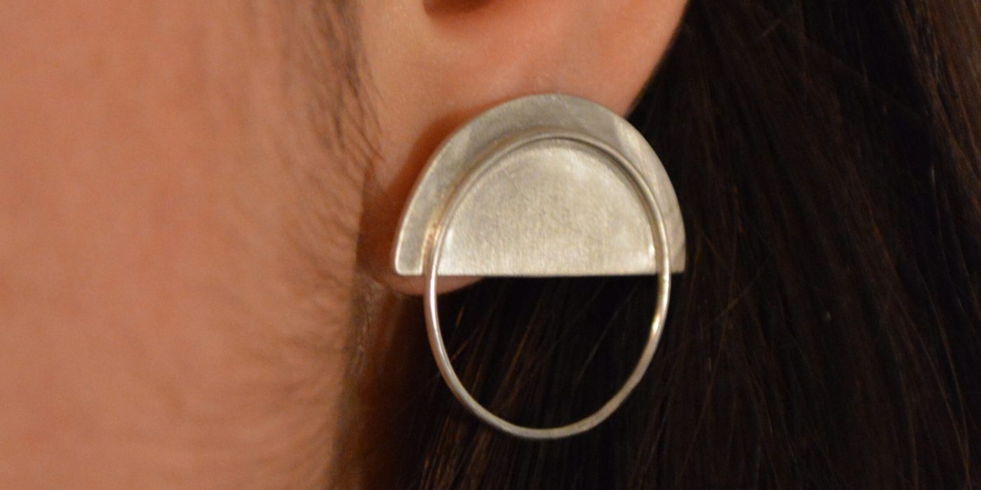 Boucles d'oreilles mat avec anneau en argent poli